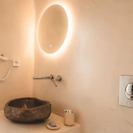 Akri Santorini With Heated Jacuzzi *