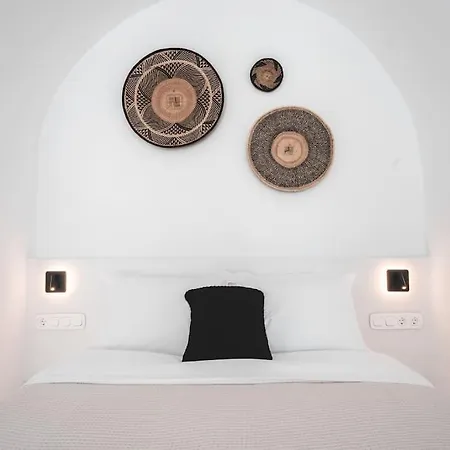 Akri Santorini With Heated Jacuzzi *