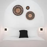 Akri Santorini With Heated Jacuzzi *