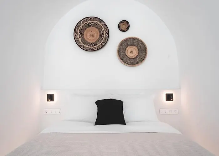 Akri Santorini With Heated Jacuzzi *