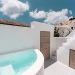 Prázdninový dům Akri Santorini With Heated Jacuzzi *